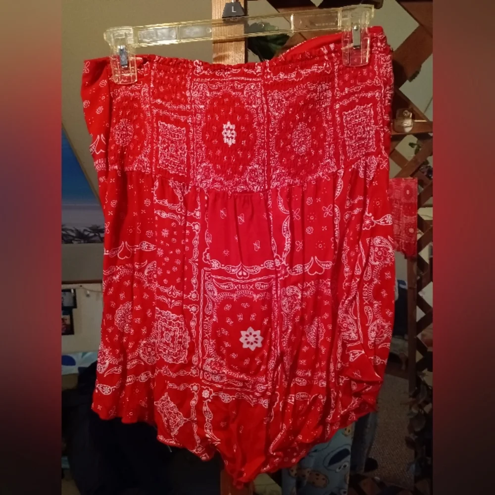 No Boundaries Juniors Red Bandana Print Flowy Tube/Halter Top - Picture 3 of 3